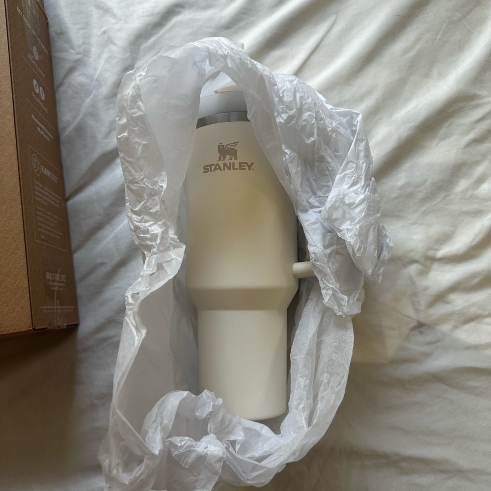 NWT Stanley The Quencher H2.0 FlowState™ Tumbler | 40 OZ Cream